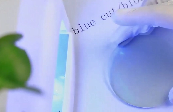 Verre photochromique anti-lumière bleue